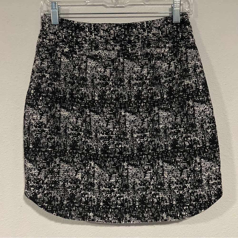 Banana Republic Textured Mini Skirt Size 2 (28 x 19) - Picture 2 of 6